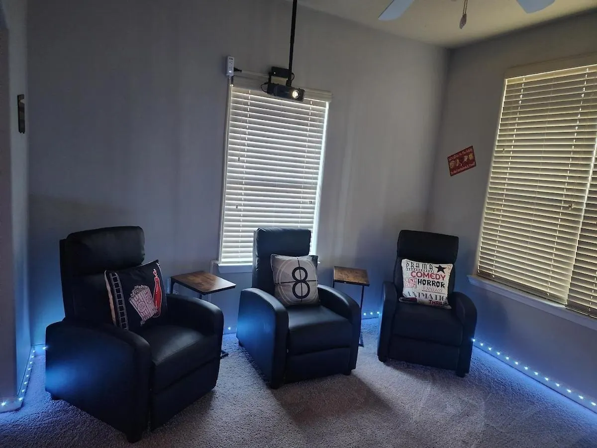 Two The Movies - Spacious Rooms - Sleeps 7 Instant Booking! تشارلوت 0*,
