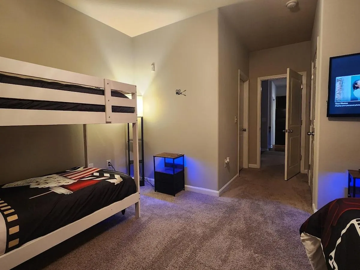 شقة Two The Movies - Spacious Rooms - Sleeps 7 Instant Booking! تشارلوت