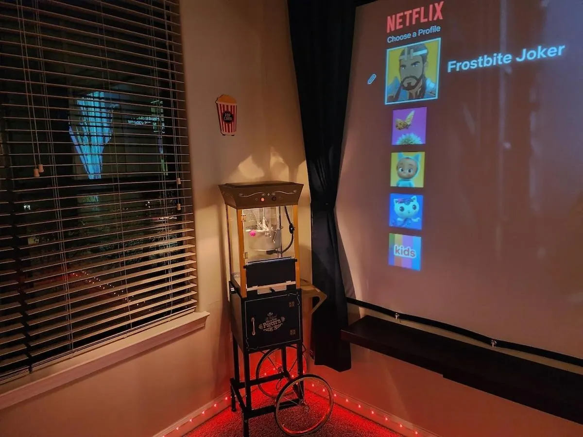 شقة Two The Movies - Spacious Rooms - Sleeps 7 Instant Booking! تشارلوت