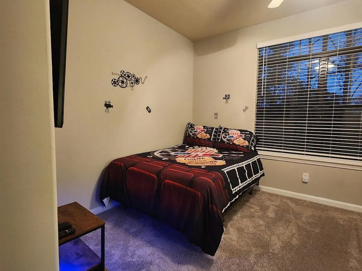 شقة Two The Movies - Spacious Rooms - Sleeps 7 Instant Booking! تشارلوت