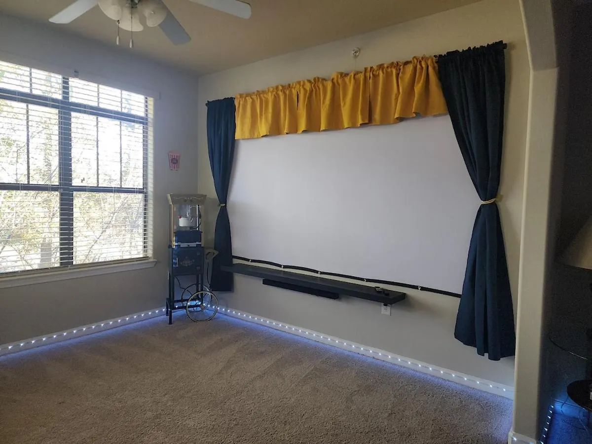 شقة Two The Movies - Spacious Rooms - Sleeps 7 Instant Booking! تشارلوت