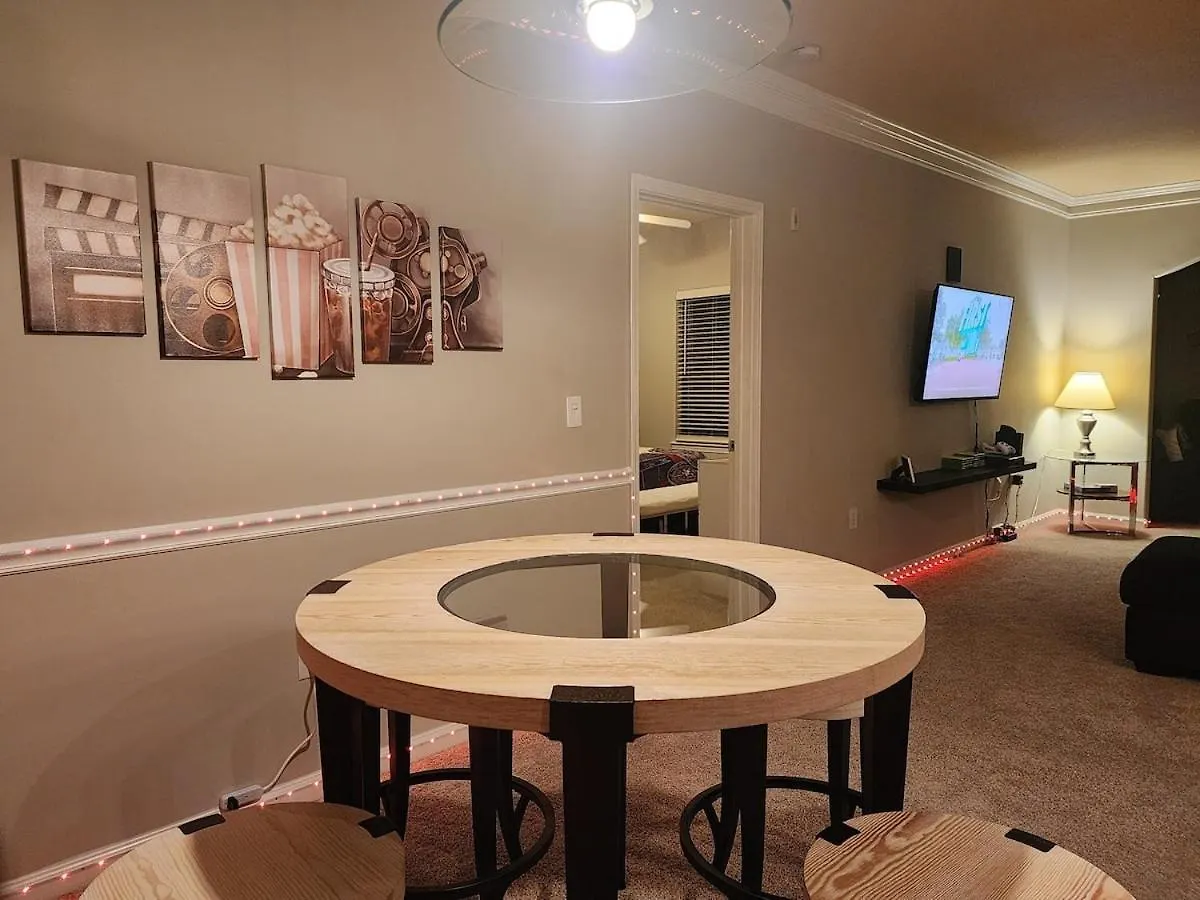 Two The Movies - Spacious Rooms - Sleeps 7 Instant Booking! تشارلوت شقة