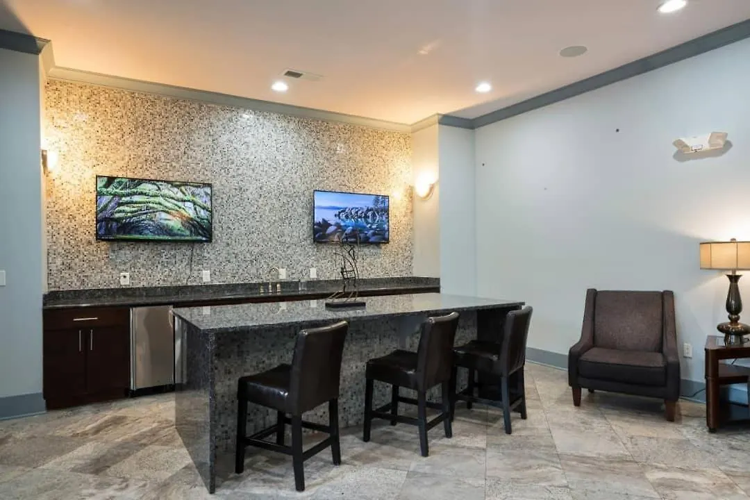 Two The Movies - Spacious Rooms - Sleeps 7 Instant Booking! تشارلوت