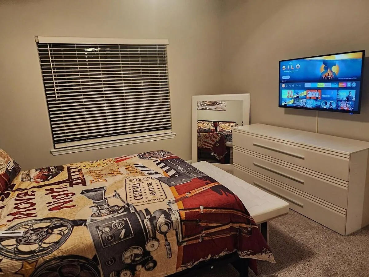 Two The Movies - Spacious Rooms - Sleeps 7 Instant Booking! تشارلوت 0*,