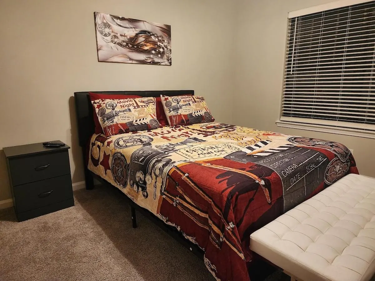 Two The Movies - Spacious Rooms - Sleeps 7 Instant Booking! تشارلوت 0*,  الولايات المتحدة الأمريكية